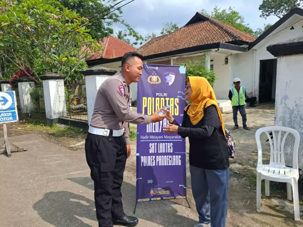 Satlantas Polres Pandeglang Gelar Pelayanan Prima Melalui Program “Polantas Menyapa” 8 MConverter.eu WhatsApp Image 2025 10 18 at 09.11.38