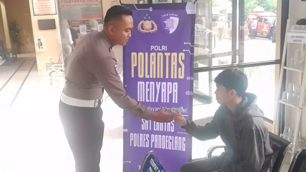 Satlantas Polres Pandeglang Laksanakan Kegiatan “Polantas Menyapa” Berikan Pelayanan Prima kepada Pemohon SIM 4 MConverter.eu WhatsApp Image 2025 10 21 at 09.09.26 1