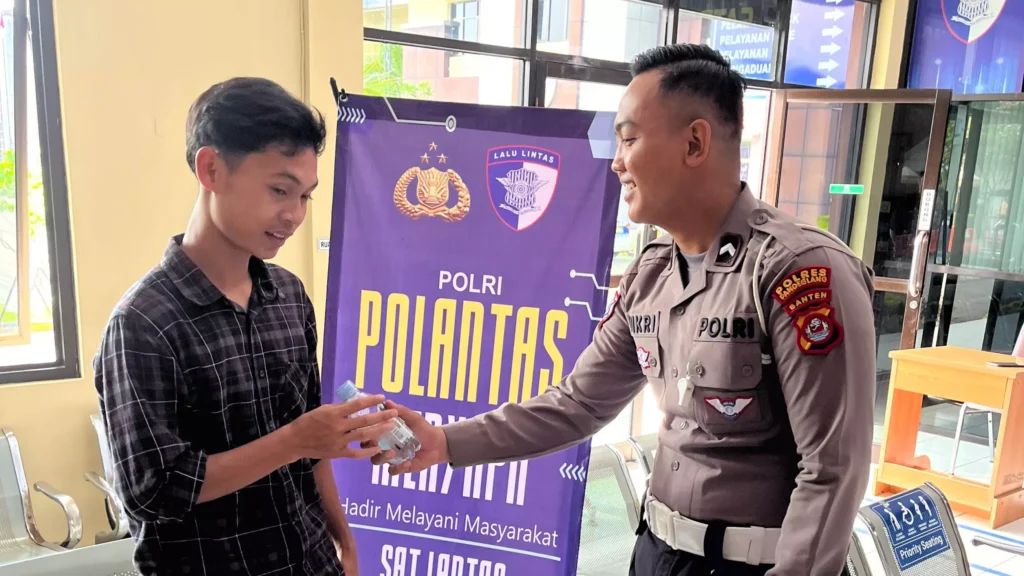 Satlantas Polres Pandeglang Laksanakan Kegiatan “Polantas Menyapa” di Satpas Polres Pandeglang 6 MConverter.eu WhatsApp Image 2025 10 21 at 09.09.26 scaled