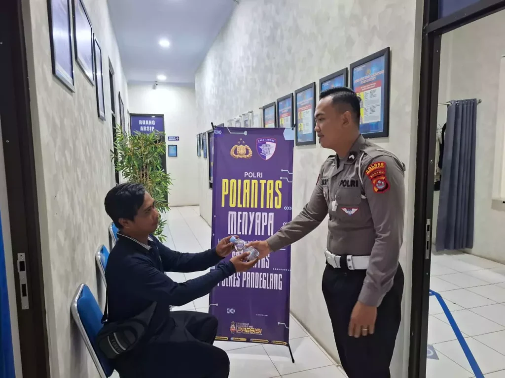 Satlantas Polres Pandeglang Gelar Kegiatan “Polantas Menyapa” Kepada Pemohon SIM 3 MConverter.eu WhatsApp Image 2025 10 24 at 08.33.34