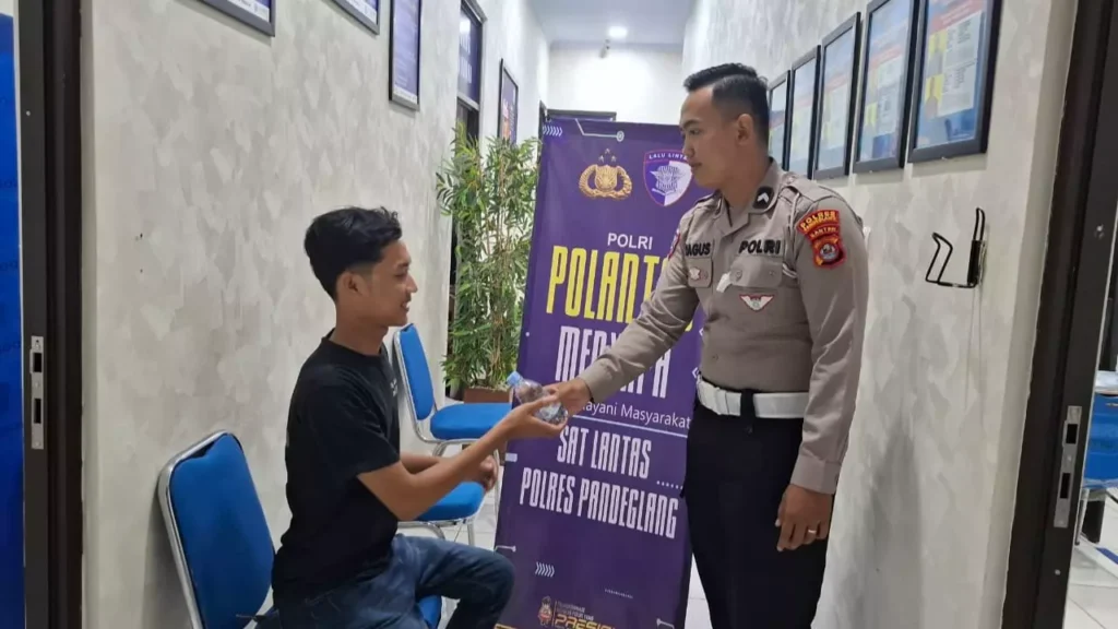 Satlantas Polres Pandeglang Berikan Layanan Prima Kepada Pemohon SIM Melalui Kegiatan “Polantas Menyapa” 10 MConverter.eu WhatsApp Image 2025 10 28 at 08.42.39