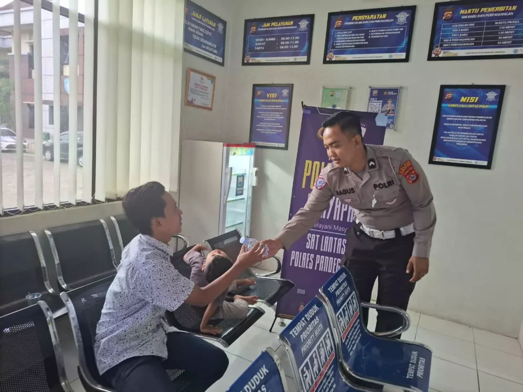 Satlantas Polres Pandeglang Berikan Pelayanan Prima Kepada Pemohon SIM dalam Kegiatan “Polantas Menyapa” 9 MConverter.eu WhatsApp Image 2025 10 29 at 10.56.18