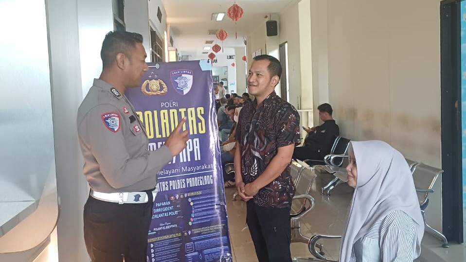 Satlantas Polres Pandeglang Berikan Pelayanan Prima Kepada Pemohon Sim dalam Program “Polantas Menyapa” 2 WhatsApp Image 2025 10 25 at 09.00.21