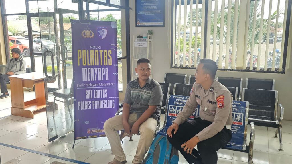 Satlantas Polres Pandeglang Berikan Pelayanan Prima Kepada Masyarakat Pemohon SIM di Satpas Polres Pandeglang 8 WhatsApp Image 2025 10 30 at 10.50.41
