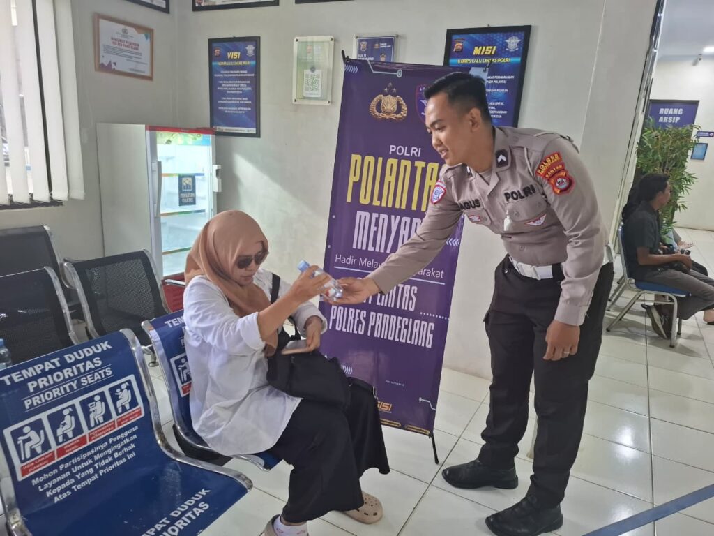 Satlantas Polres Pandeglang Berikan Pelayanan Prima kepada Pemohon SIM Guna Terapkan Program “Polantas Menyapa” 5 WhatsApp Image 2025 10 29 at 10.56.19