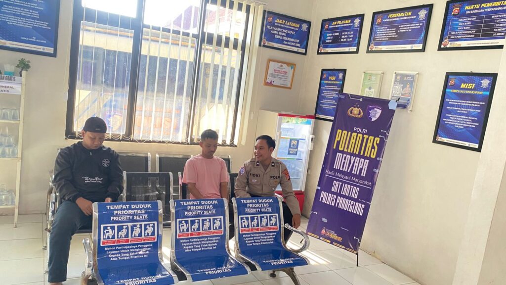 Satlantas Polres Pandeglang Layani Pemohon SIM dengan Prima dalam Kegiatan “Polantas Menyapa” 6 WhatsApp Image 2025 11 01 at 08.35.52