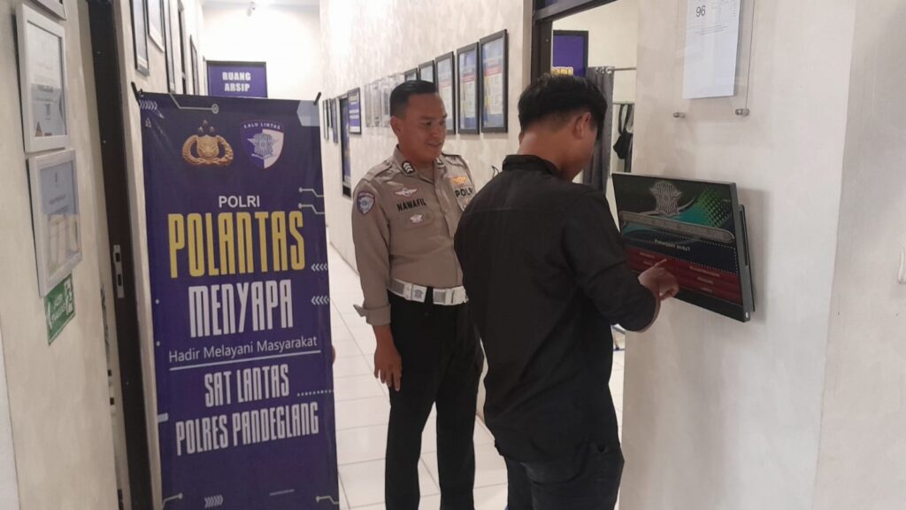 Satlantas Polres Pandeglang Gelar Pelayanan Prima Kepada Pemohon Sim Melalui Program “Polantas Menyapa” 4 WhatsApp Image 2025 11 04 at 10.28.21