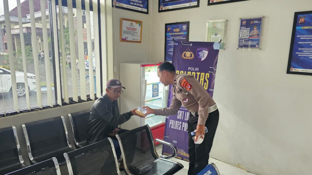 Satlantas Polres Pandeglang Laksanakan Pelayanan Prima kepada Pemohon SIM di Satpas Polres Pandeglang 3 WhatsApp Image 2025 11 05 at 09.20.34