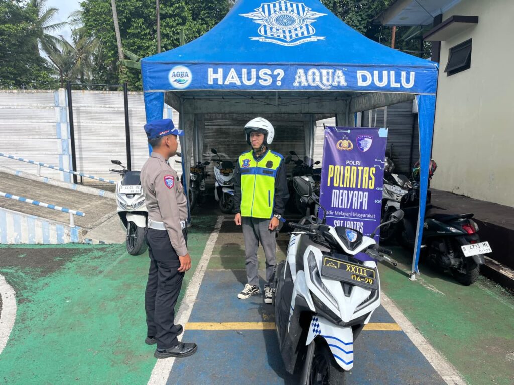 Satlantas Polres Pandeglang Berikan Pelayanan Prima kepada Pemohon Sim dalam Kegiatan “Polantas Menyapa” 2 WhatsApp Image 2025 11 06 at 08.22.35