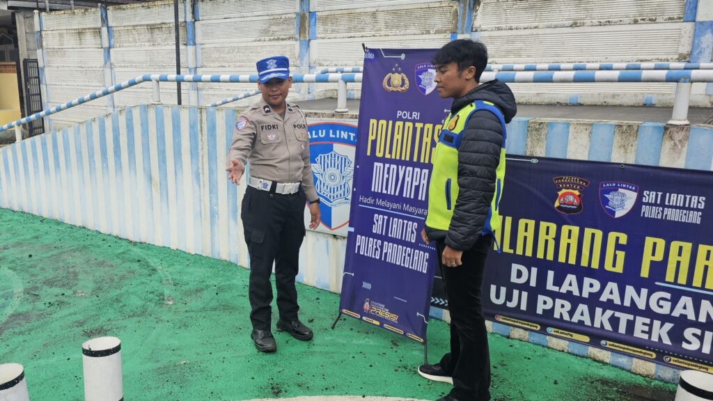 Satlantas Polres Pandeglang Gelar Coaching Clinic Bagi Pemohon SIM dalam Program “Polantas Menyapa” 6 WhatsApp Image 2025 11 13 at 10.59.17 scaled