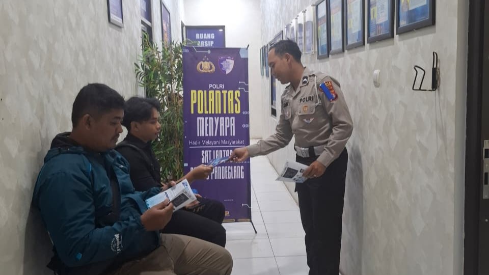 Satlantas Polres Pandeglang Gelar Program “Polantas Menyapa” Berikan Pelayanan Prima Kepada Pemohon SIM 4 WhatsApp Image 2025 11 17 at 10.42.47