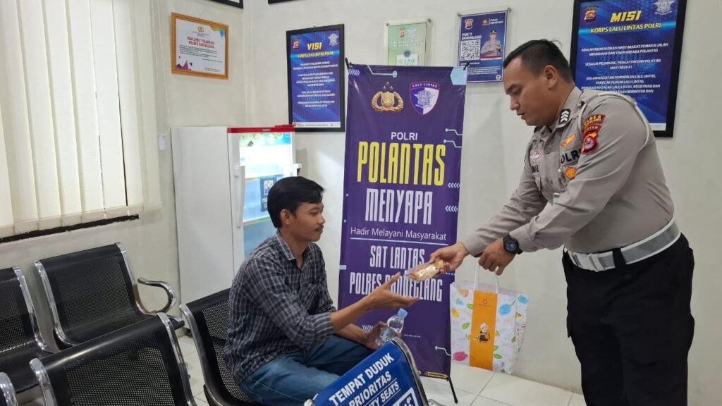 Satlantas Polres Pandeglang Gelar Program “Polantas Menyapa” Berikan Pelayanan Prima kepada Pemohon SIM 2 WhatsApp Image 2025 11 19 at 09.20.47