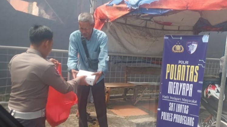Satlantas Polres Pandeglang Gelar Kegiatan Jumat Berbagi Melalui Program “Polantas Menyapa” 10 WhatsApp Image 2025 11 21 at 09.37.54