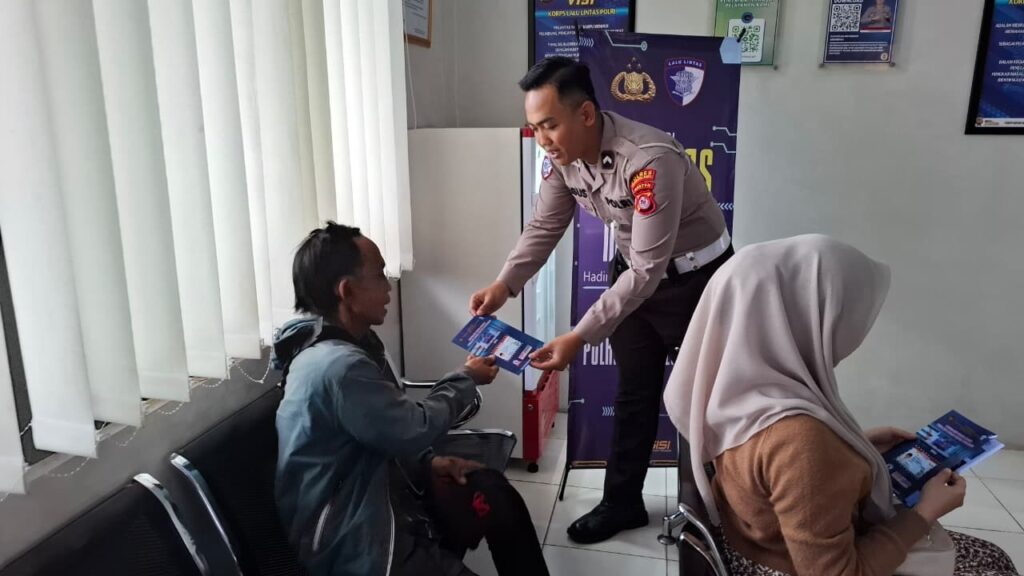 Satlantas Polres Pandeglang Gelar Program “Polantas Menyapa” melalui Coaching Clinic Pemohon SIM 8 WhatsApp Image 2025 11 24 at 10.32.48