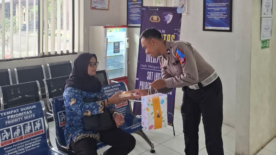 Satlantas Polres Pandeglang Laksanakan Program “Polantas Menyapa” Berikan Pelayanan Prima Kepada Pemohon SIM 6 WhatsApp Image 2025 11 26 at 10.39.43