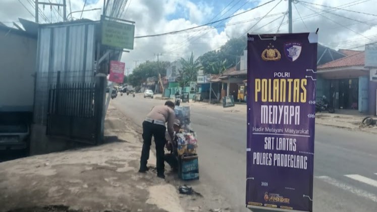 Satlantas Polres Pandeglang Gelar “Jumat Berbagi” dalam Program Polantas Menyapa, Bagikan Nasi Kotak kepada Warga Kurang Mampu 4 WhatsApp Image 2025 11 28 at 10.02.48