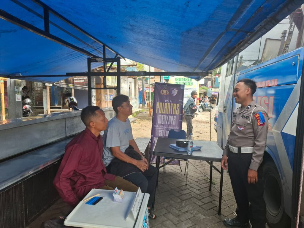 Satlantas Polres Pandeglang Laksanakan Program “Polantas Menyapa” dengan Coaching Clinic bagi Pemohon SIM di Pelayanan SIM Keliling 3 WhatsApp Image 2025 11 29 at 09.54.42