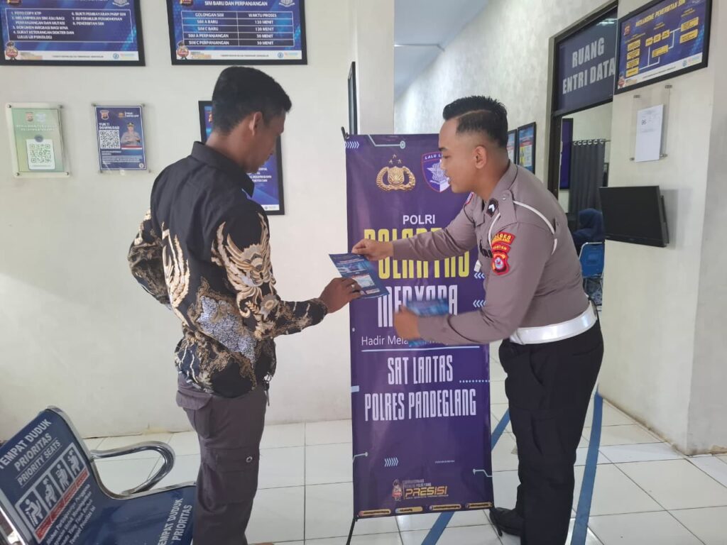 Satlantas Polres Pandeglang Berikan Pelayanan Prima kepada Pemohon SIM di Satpas Pandeglang 1 WhatsApp Image 2025 12 01 at 08.53.17