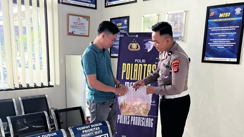 Satlantas Polres Pandeglang Gelar Program “Polantas Menyapa” untuk Tingkatkan Pelayanan Masyarakat 9 WhatsApp Image 2025 12 03 at 10.01.49