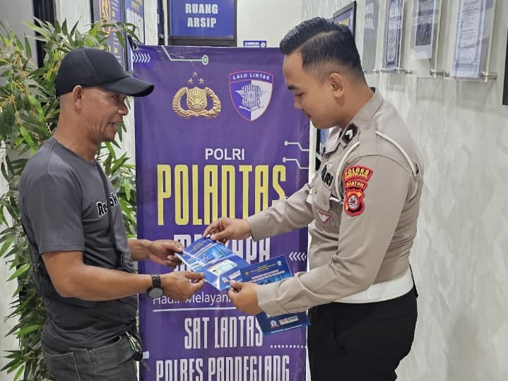 Satlantas Polres Pandeglang Berikan Pelayanan Prima kepada Pemohon SIM dalam Kegiatan “Polantas Menyapa” 5 WhatsApp Image 2025 12 08 at 10.18.04