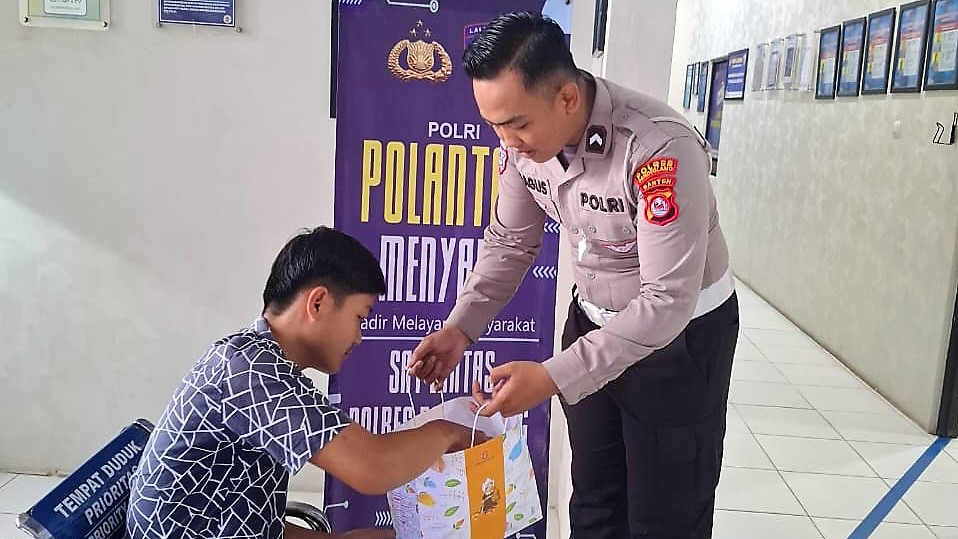 Pelayanan Prima: Satlantas Pandeglang Sambut Pemohon SIM dengan Snack Gratis 3 WhatsApp Image 2025 12 10 at 08.32.30