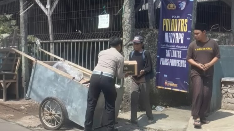 Satlantas Polres Pandeglang Gelar Jumat Berbagi Melalui Program “Polantas Menyapa” 1 WhatsApp Image 2025 12 12 at 07.46.18