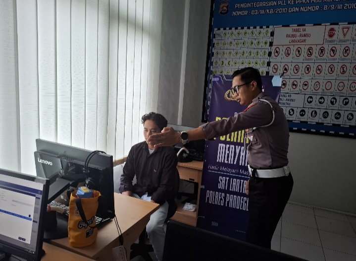 Satlantas Polres Pandeglang Gelar Program Polantas Menyapa di Satpas Polres Pandeglang 4 IMG 20260108 131630