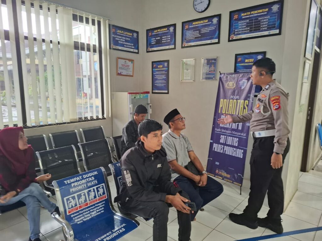 Satlantas Polres Pandeglang Gelar Coaching Clinic kepada Pemohon SIM dalam Rangka Polantas Menyapa 8 WhatsApp Image 2026 01 03 at 08.53.34