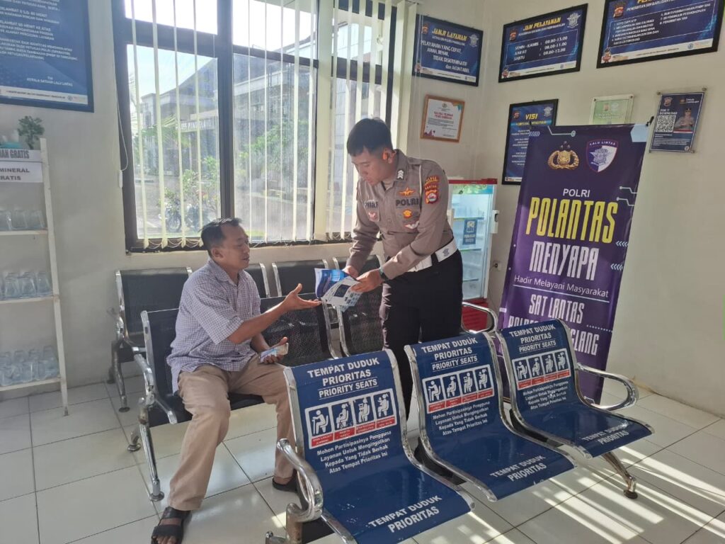 Satlantas Polres Pandeglang Gelar Program Polantas Menyapa di Satpas SIM 7 WhatsApp Image 2026 01 05 at 07.52.32