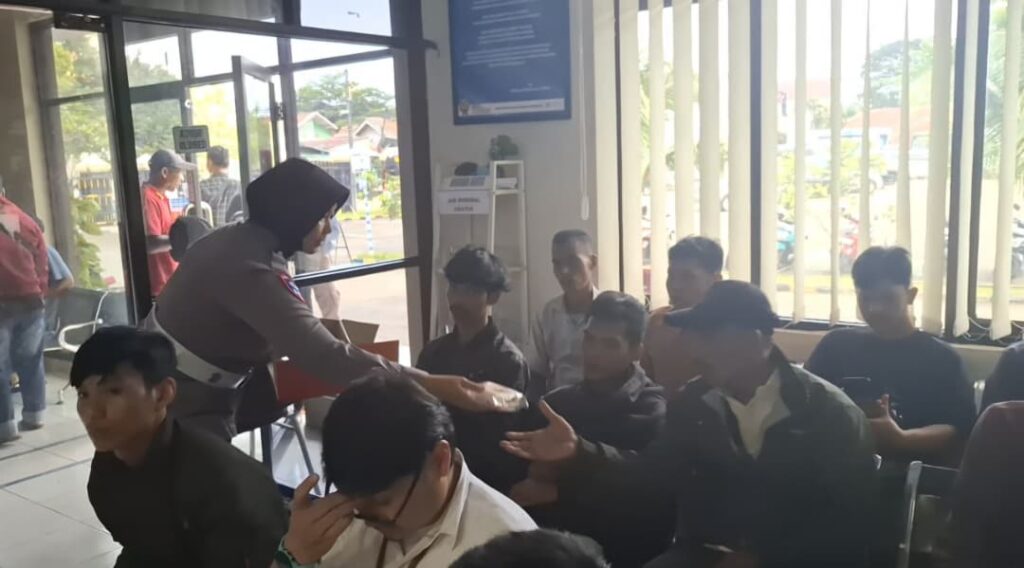 Satlantas Polres Pandeglang Gelar Pelayanan Prima dalam Program Polantas Menyapa 5 WhatsApp Image 2026 01 07 at 08.38.22