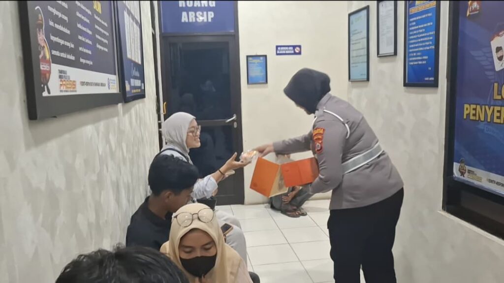 Satlantas Polres Pandeglang Bagikan Snack kepada Pemohon SIM dalam Program Polantas Menyapa 10 WhatsApp Image 2026 01 14 at 09.38.42