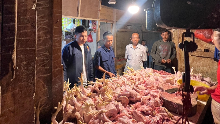 Satreskrim Polres Pandeglang Lakukan Pengecekan Harga Sembako di Pasar Badak Jelang Idul Fitri 1447 H 6 IMG 20260224 115631