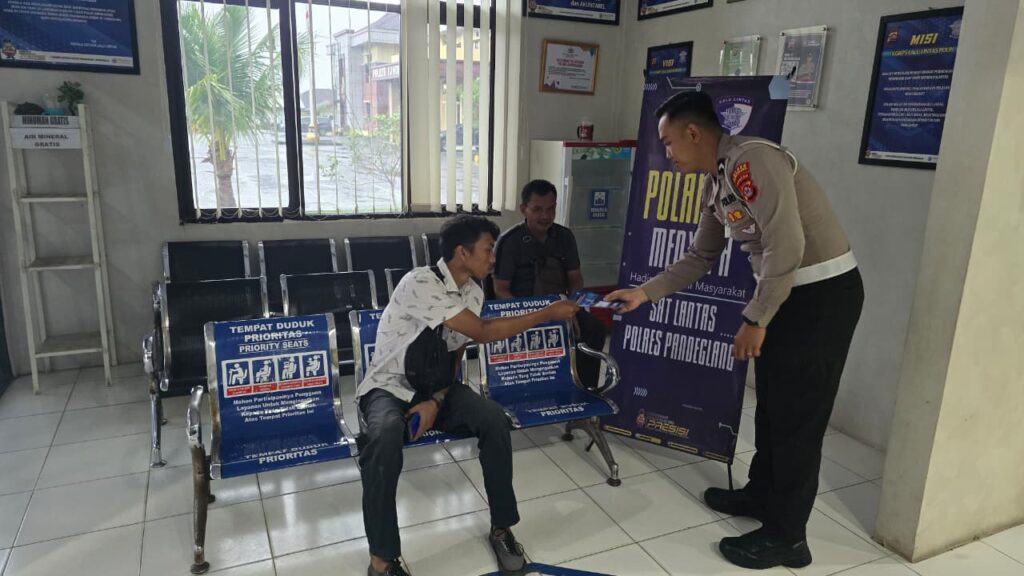 Humanis dan Edukatif, Satlantas Polres Pandeglang Gelar Program Polantas Menyapa di Satpas SIM 8 WhatsApp Image 2026 02 23 at 09.47.26