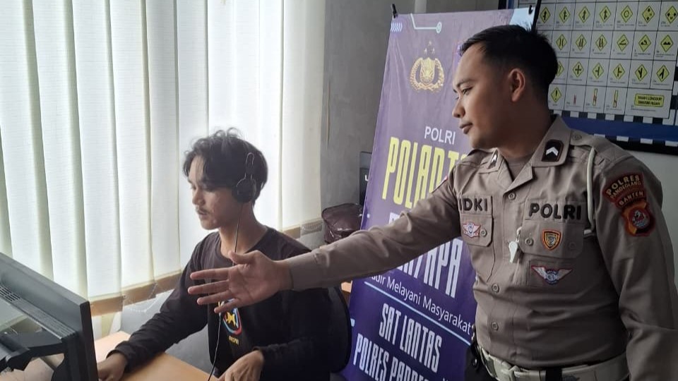Satlantas Polres Pandeglang Berikan Pelayanan Prima Pemohon SIM di Bulan Ramadan Melalui Program “Polantas Menyapa” 9 WhatsApp Image 2026 02 27 at 09.57.32