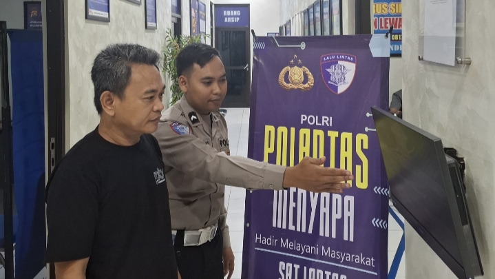 Satlantas Polres Pandeglang Berikan Pelayanan Prima kepada Pemohon SIM dalam Program “Polantas Menyapa” 2 IMG 20260310 100412