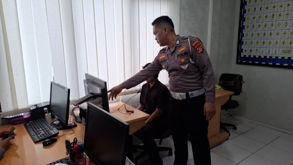 Polantas Menyapa di Bulan Ramadan, Satlantas Polres Pandeglang Berikan Pelayanan Prima kepada Pemohon SIM 5 WhatsApp Image 2026 03 05 at 11.04.14