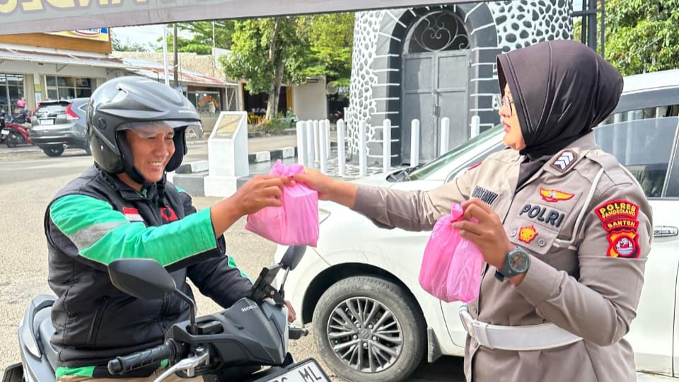 Satlantas Polres Pandeglang Gelar Kegiatan “Polantas Menyapa” dengan Membagikan Takjil Gratis kepada Masyarakat 4 WhatsApp Image 2026 03 06 at 09.30.41