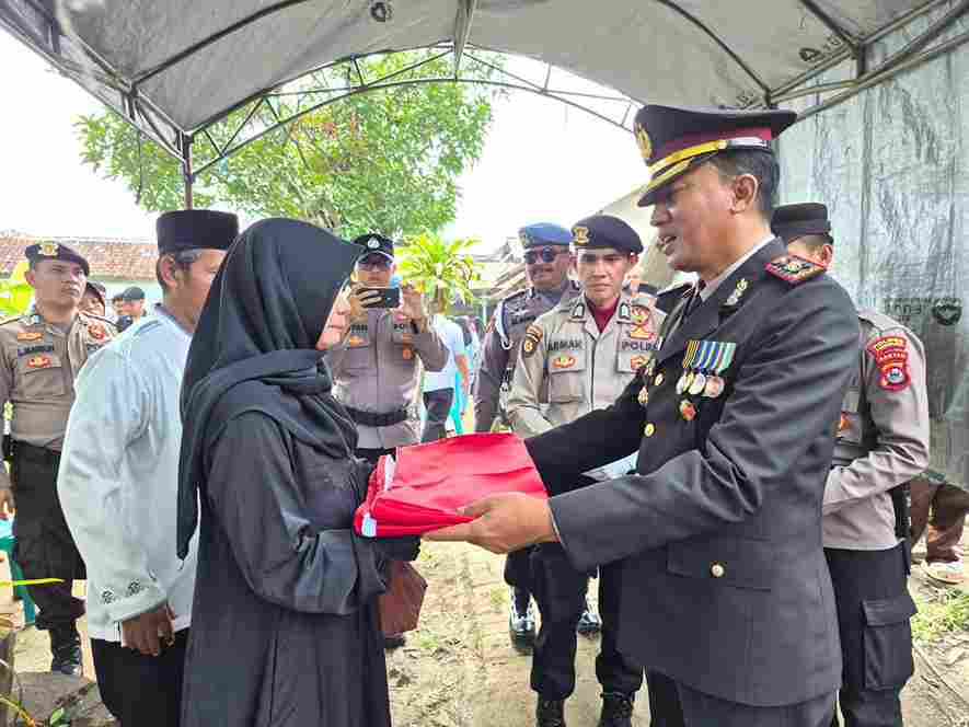 Penuh Khidmat, Polres Pandeglang Antar Kepergian Alm. IPTU Dedi Jukardi dengan Upacara Penghormatan Terakhir 3 WhatsApp Image 2026 07 18 at 11.00.52 11zon