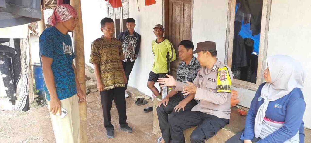 Ciptakan Lingkungan Aman dan Kondusif, Bhabinkamtibmas Polsek Pandeglang Intensifkan Sambang serta Perkuat Koordinasi dengan Warga 2 WhatsApp Image 2026 07 25 at 13.51.19 11zon