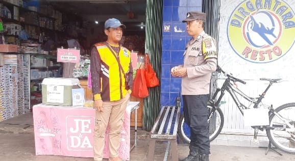 Sambang Humanis Bhabinkamtibmas Polsek Pandeglang di Pasar Pandeglang, Petugas Parkir Diajak Tingkatkan Koordinasi Demi Kamtibmas Kondusif 1 WhatsApp Image 2026 07 26 at 15.35.39