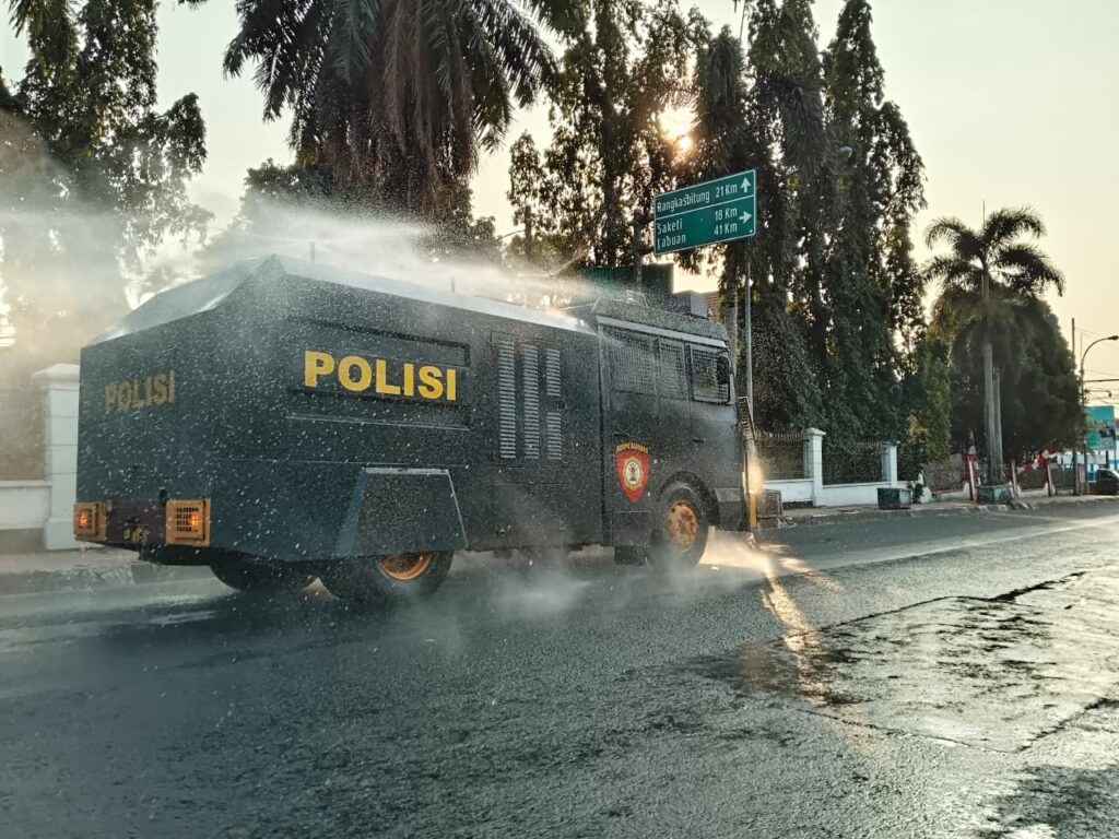 Antisipasi Dampak Abu Vulkanik, Sat Samapta Polres Pandeglang Bersihkan Jalur Lalu Lintas di Sekitar Alun-Alun 1 WhatsApp Image 2026 09 07 at 08.33.12